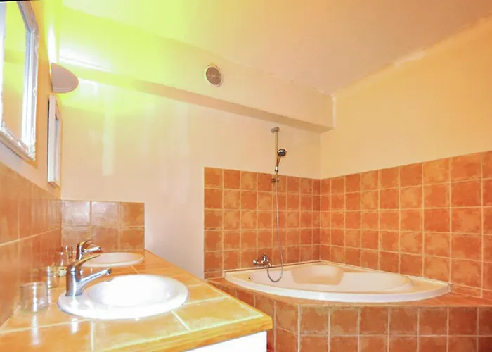 Holiday home Maison Piscine Proche